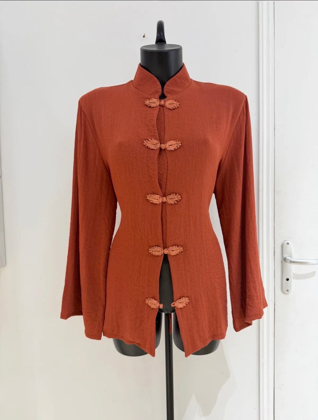 Blouse à col Mao et fermetures Brandebourgs